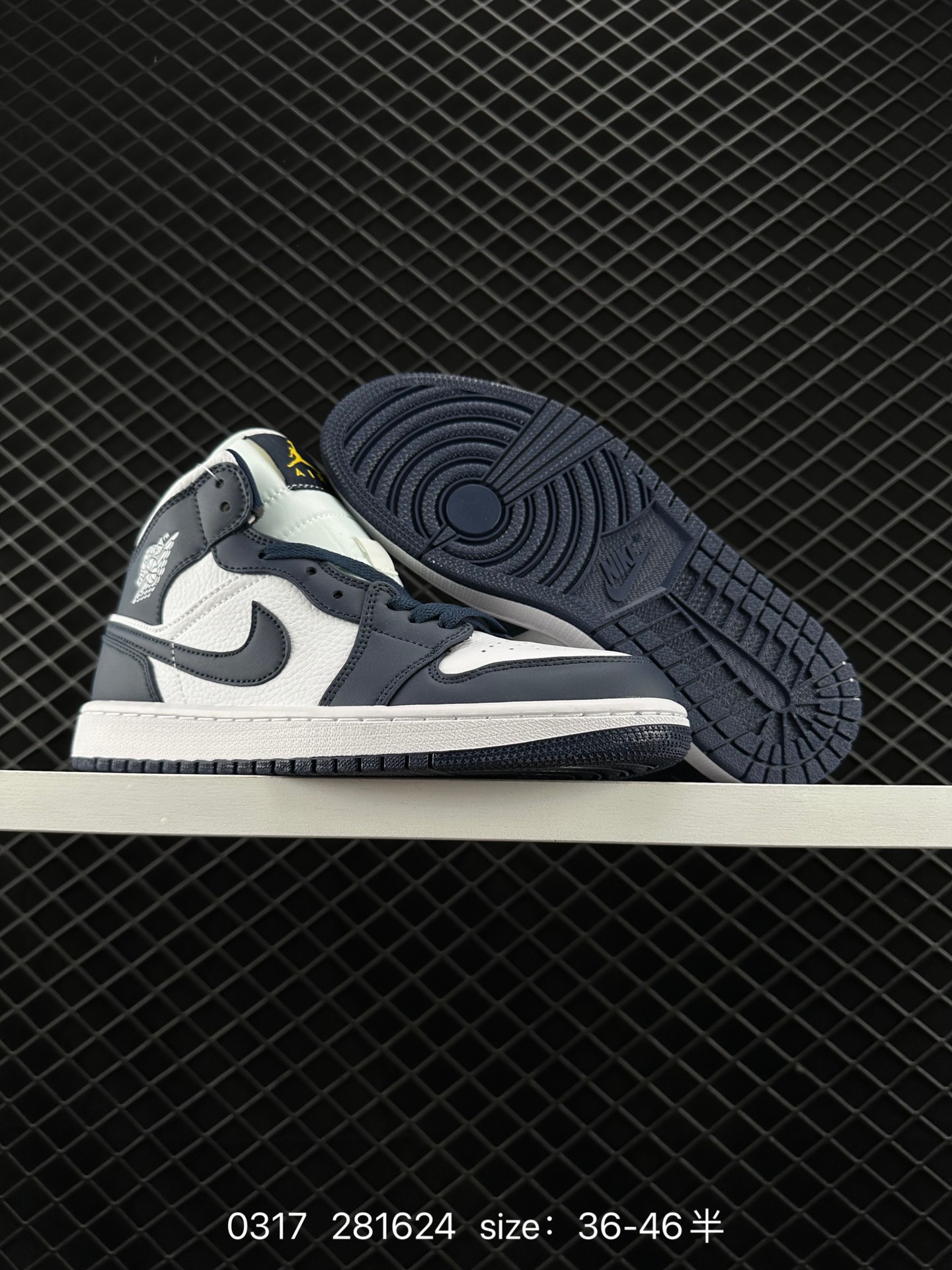 （NIKE）AIR JORDAN 1 MID